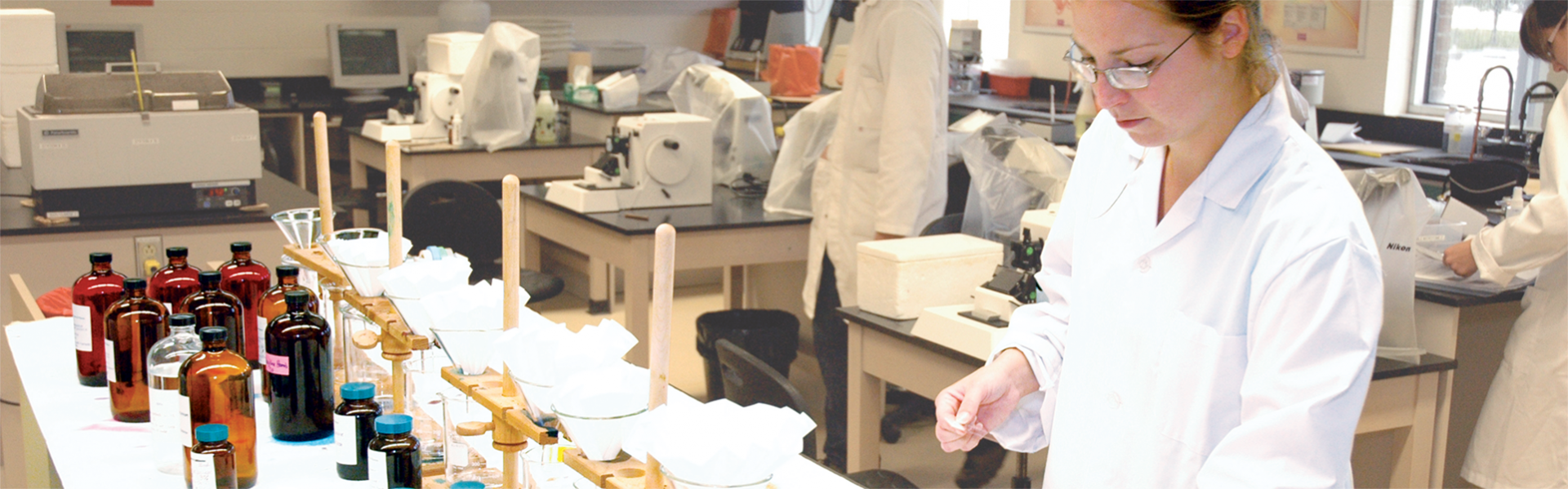 Étudiante dans un laboratoire du programme techniques de laboratoire: biotechnologies